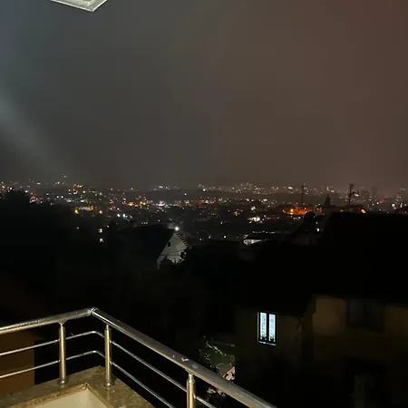 בית הארחה Sunlake טיראנה