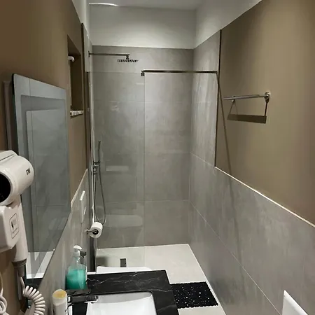 Sunlake בית הארחה טיראנה