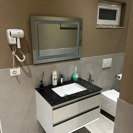 בית הארחה Sunlake טיראנה