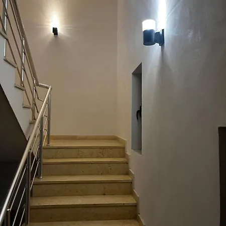 בית הארחה Sunlake טיראנה