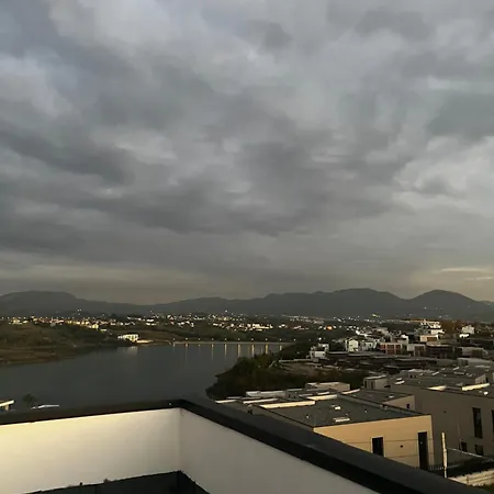 בית הארחה Sunlake טיראנה