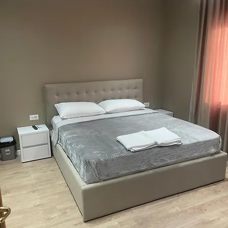 בית הארחה Sunlake טיראנה