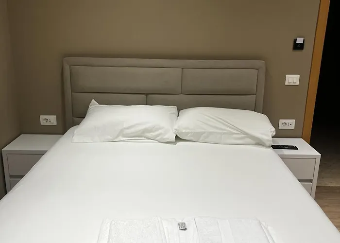 Sunlake * 地拉那